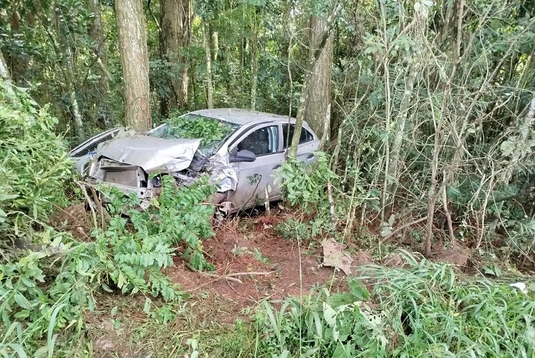 Carro colide contra árvore e motorista fica ferido em Maravilha