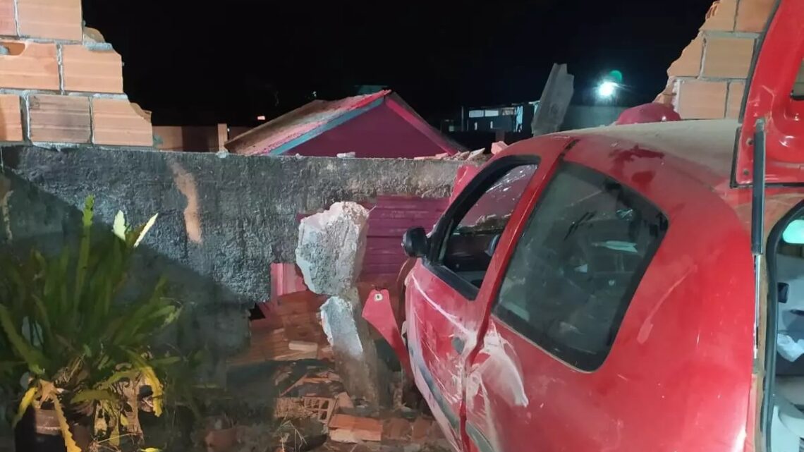 Carro colide contra muro em Chapecó no Oeste de SC