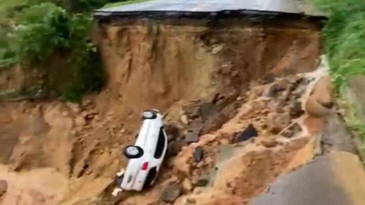 Carro despenca em cratera aberta na BR-470 em Rio do Sul e casal de idosos sai ileso