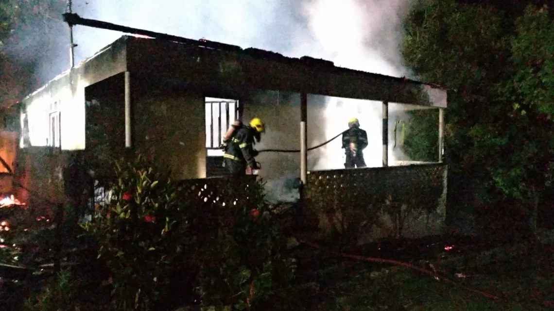 Casa é completamente destruída pelo fogo em Chapecó