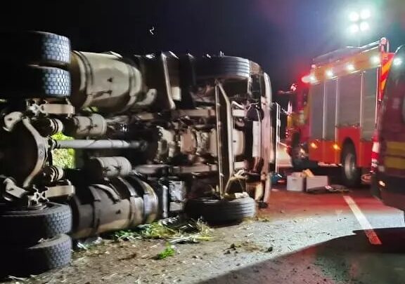 Condutor tem perna esmagada após caminhão capotar no Oeste de SC