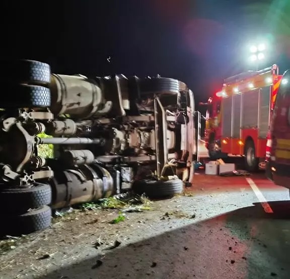 Condutor tem perna esmagada após caminhão capotar no Oeste de SC