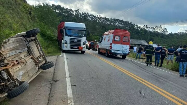Duas pessoas morrem após colisão entre três veículos em rodovia de SC