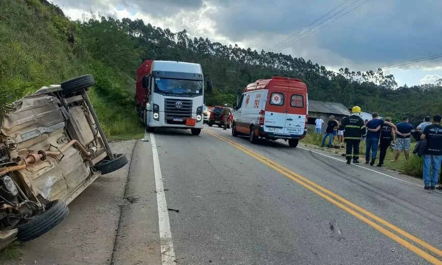 Duas pessoas morrem após colisão entre três veículos em rodovia de SC
