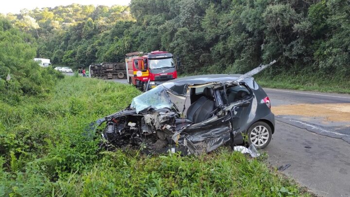 Grave colisão entre carro e caminhão deixa mulher ferida em Catanduvas