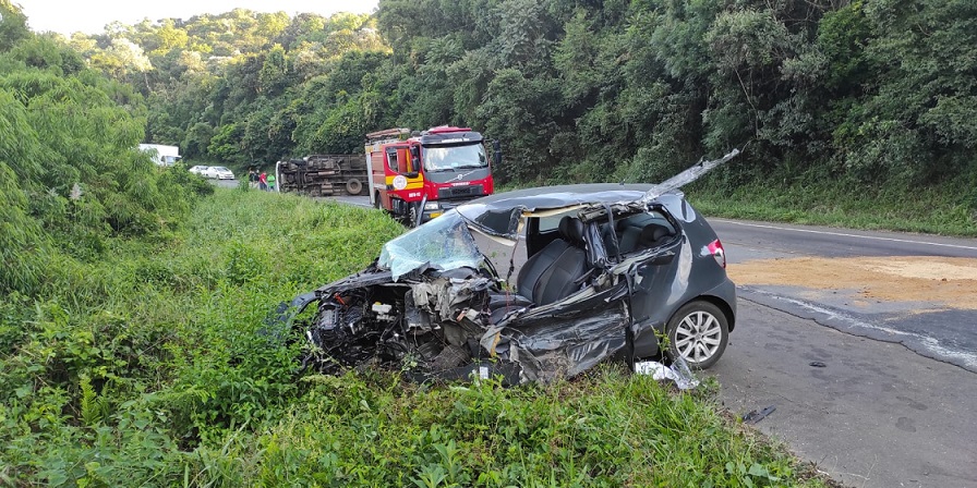 Grave colisão entre carro e caminhão deixa mulher ferida em Catanduvas