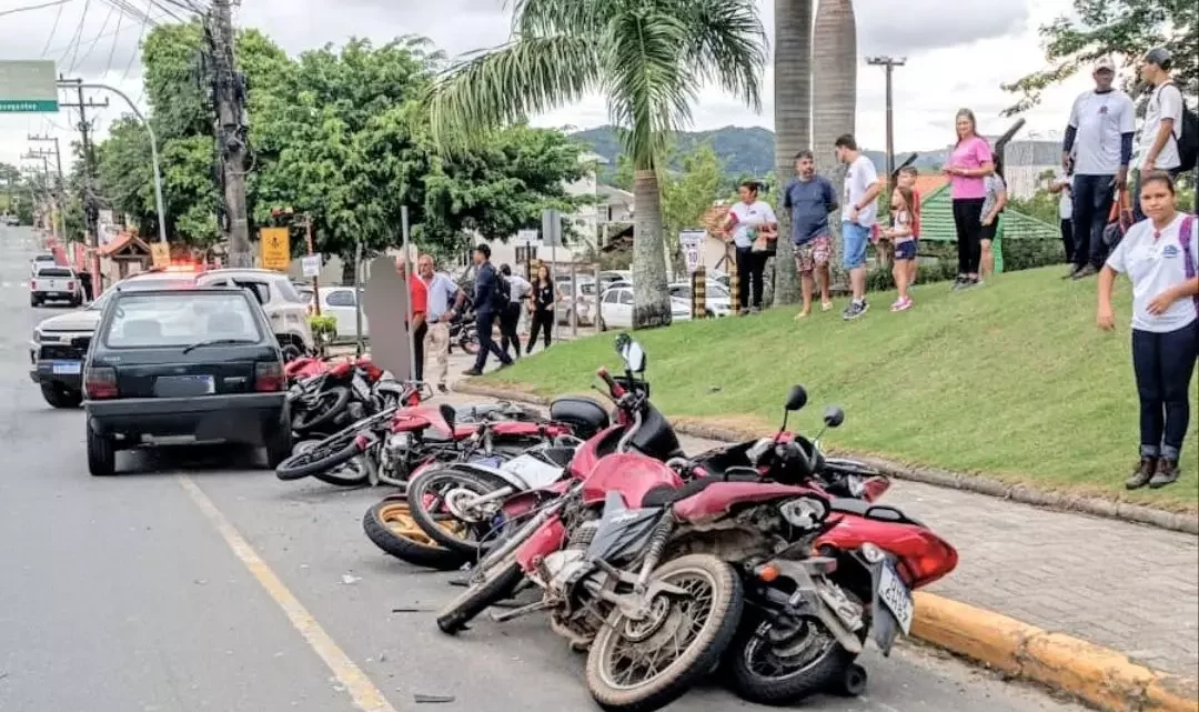 Homem colide contra 9 motos e é preso após ameaçar PM de morte