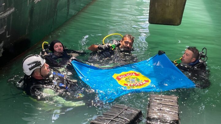 Polícia Federal e Polícia Militar encontram cocaína em casco de navio fundeado em SC