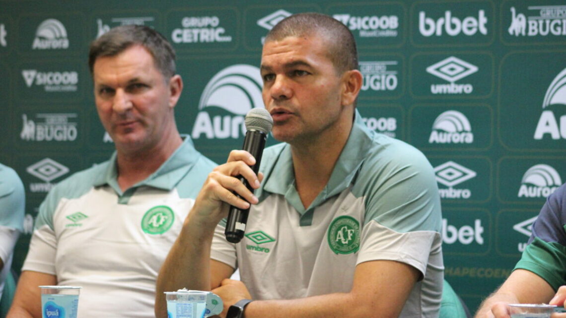 Umberto Louzer é o novo técnico da Chapecoense