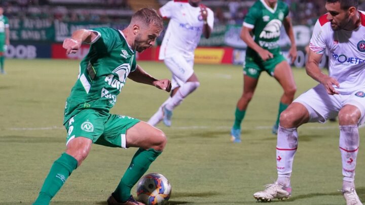 Chapecoense joga mal e perde clássico da linguiça na Arena Condá