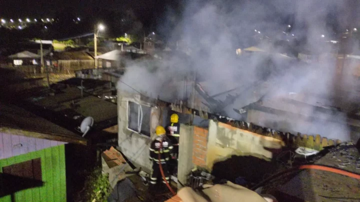 Incêndio criminoso destrói cinco casas no Oeste de SC; dois são presos