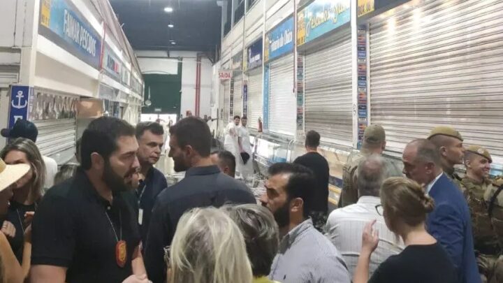 Larvas e propaganda enganosa: fiscalização interdita 14 peixarias do Mercado Público, em Florianópolis