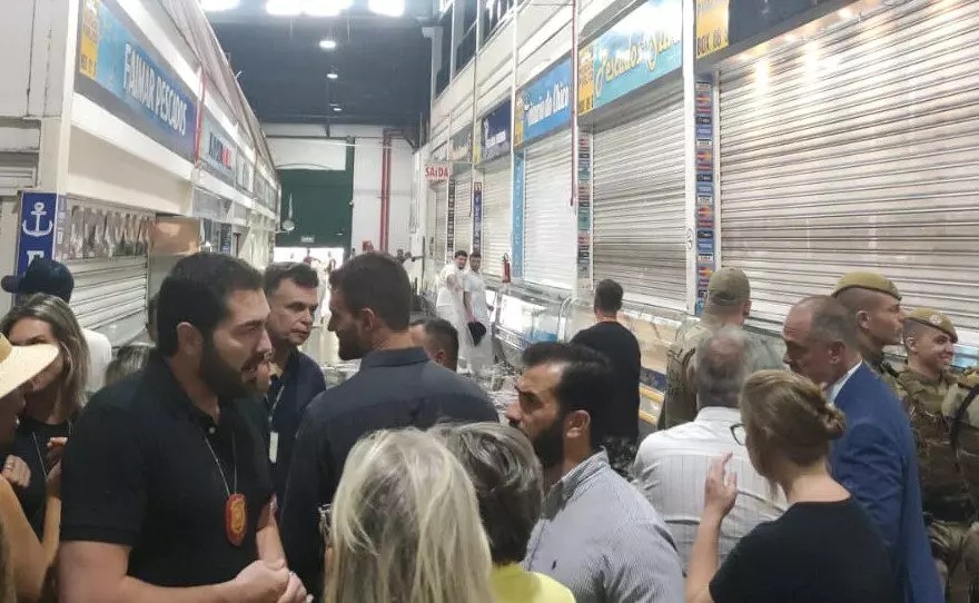 Larvas e propaganda enganosa: fiscalização interdita 14 peixarias do Mercado Público, em Florianópolis