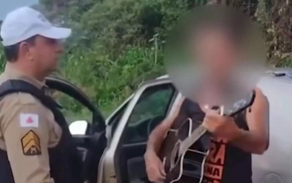 Motorista bêbado canta sucesso sertanejo para policial antes de ser preso; assista