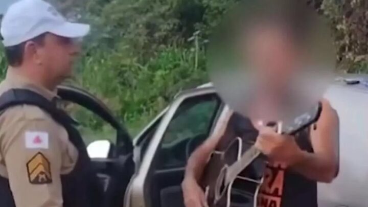 Motorista bêbado canta sucesso sertanejo para policial antes de ser preso; assista