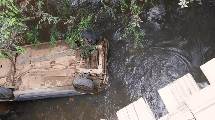 Motorista morre após carro capotar e cair dentro de rio na Serra catarinense