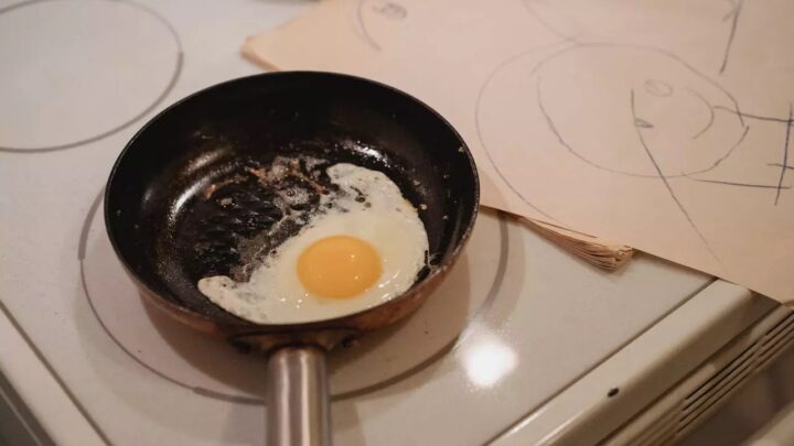 Mulher se queima ao fritar ovo e morre após 10 dias de internação
