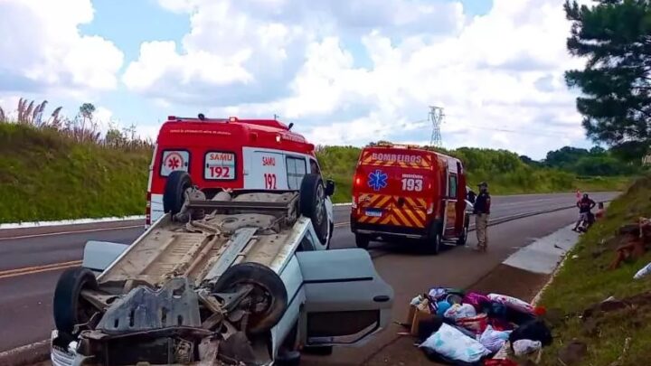 Três pessoas ficam feridas em capotamento na BR-282