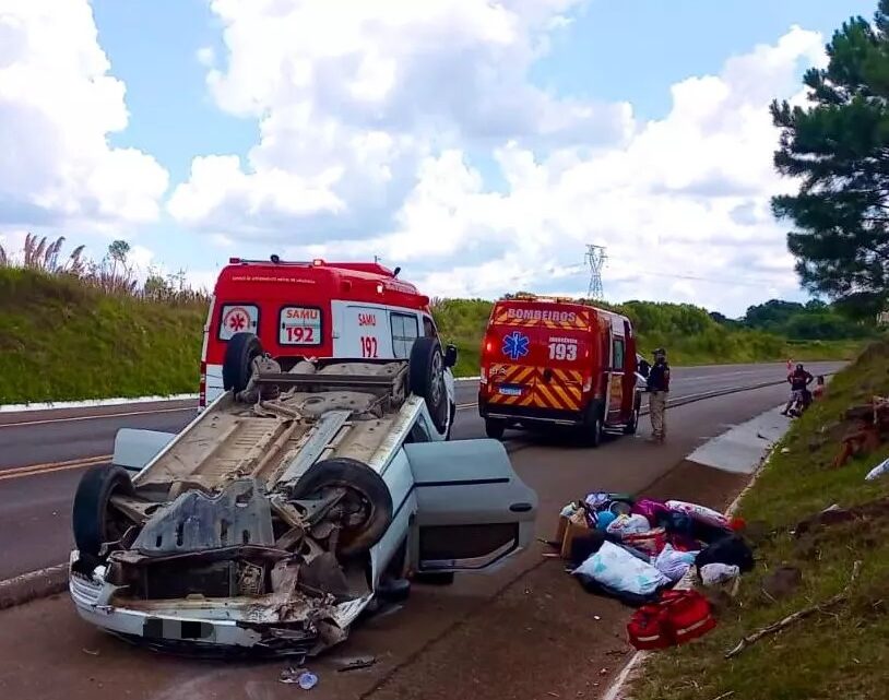 Três pessoas ficam feridas em capotamento na BR-282