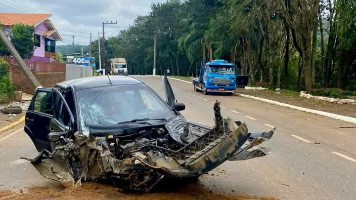 Colisão de carro em poste deixa feridos no Oeste catarinense