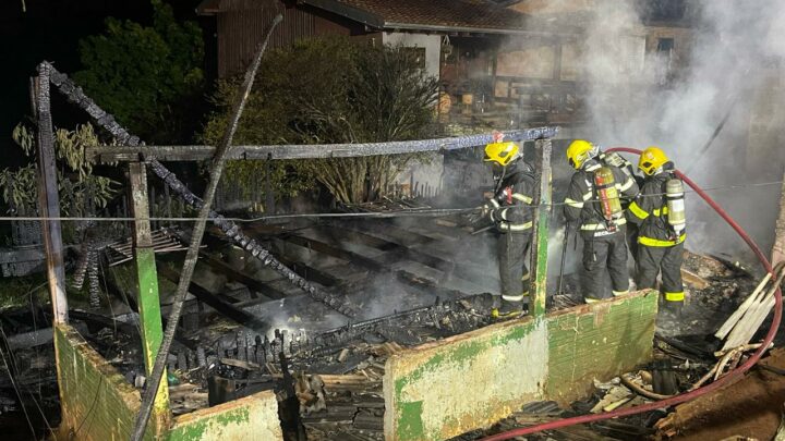 Residência é destruída pelo fogo no bairro Esplanada em Chapecó