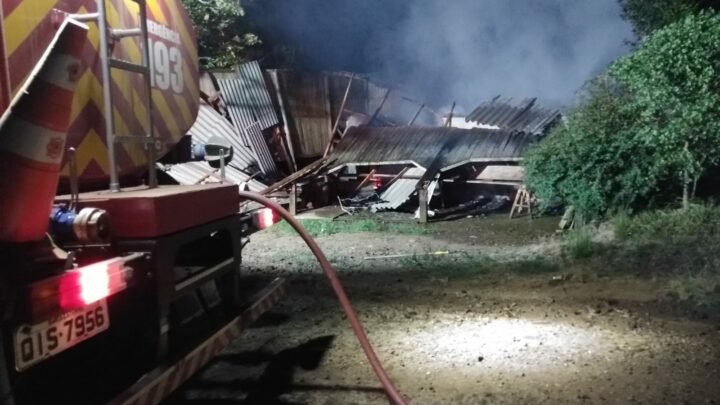 Casa fica completamente destruída após incêndio em São José do Cedro