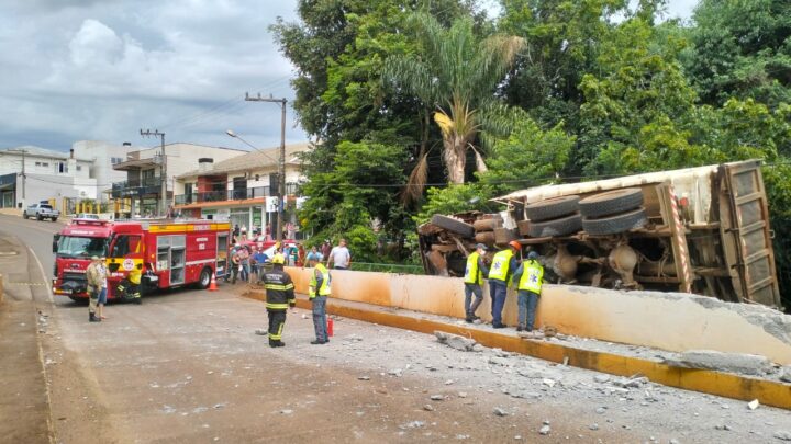 Caminhão tomba e mata pedestre que caminhava sobre ponte em São Domingos