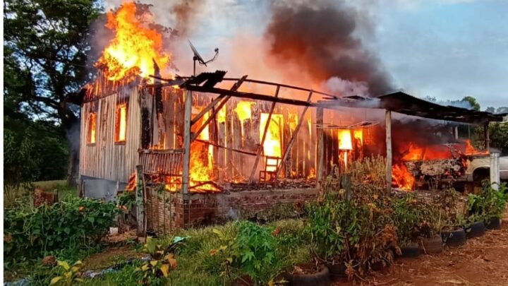 Casa de madeira é destruída por incêndio no Extremo-Oeste de SC