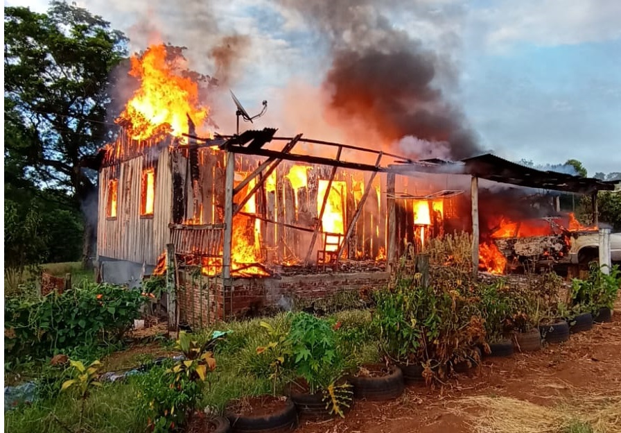 Casa de madeira é destruída por incêndio no Extremo-Oeste de SC