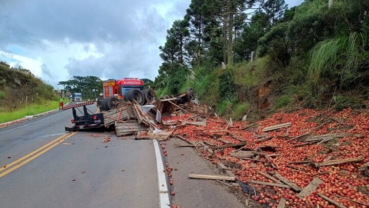 Vídeo: Casal morre após caminhão sair da pista e capotar em São Joaquim