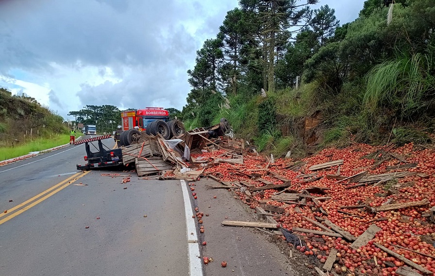Vídeo: Casal morre após caminhão sair da pista e capotar em São Joaquim