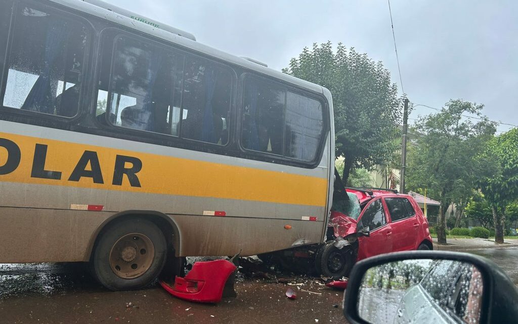 Vídeo: mulher morre em colisão contra ônibus parado no centro de Itá