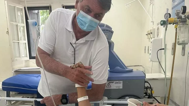 Bolsonaro visita apoiadora que perfurou pulmão após queda de árvore em manifestação