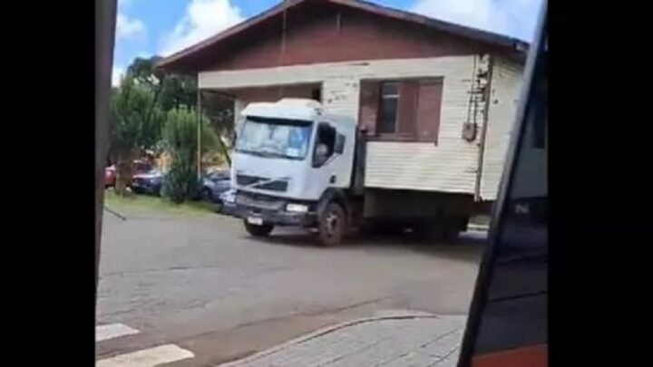 Vídeo: caminhão é flagrado transportando uma casa no Oeste de SC