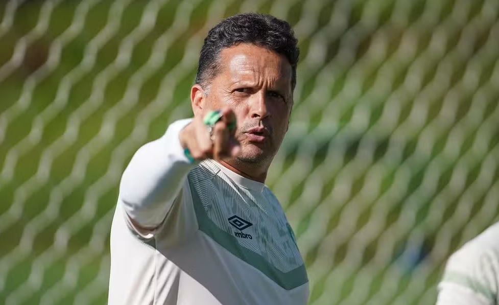 Claudinei Oliveira é demitido da Chape após derrota para o JEC