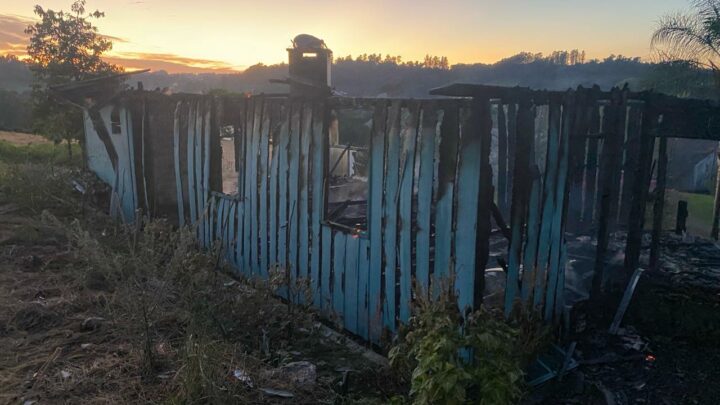 Casa de madeira fica totalmente destruída após incêndio no Oeste