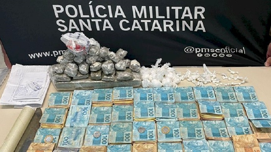 Em ocorrência de tráfico de drogas, mais de 53 mil reais são apreendidos