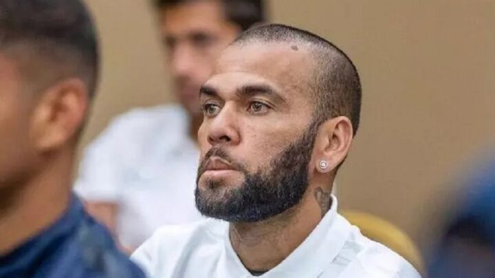 Daniel Alves é condenado a 4 anos e 6 meses de prisão na Espanha