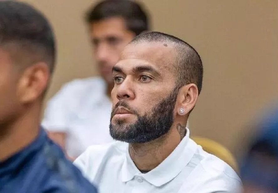 Daniel Alves é condenado a 4 anos e 6 meses de prisão na Espanha