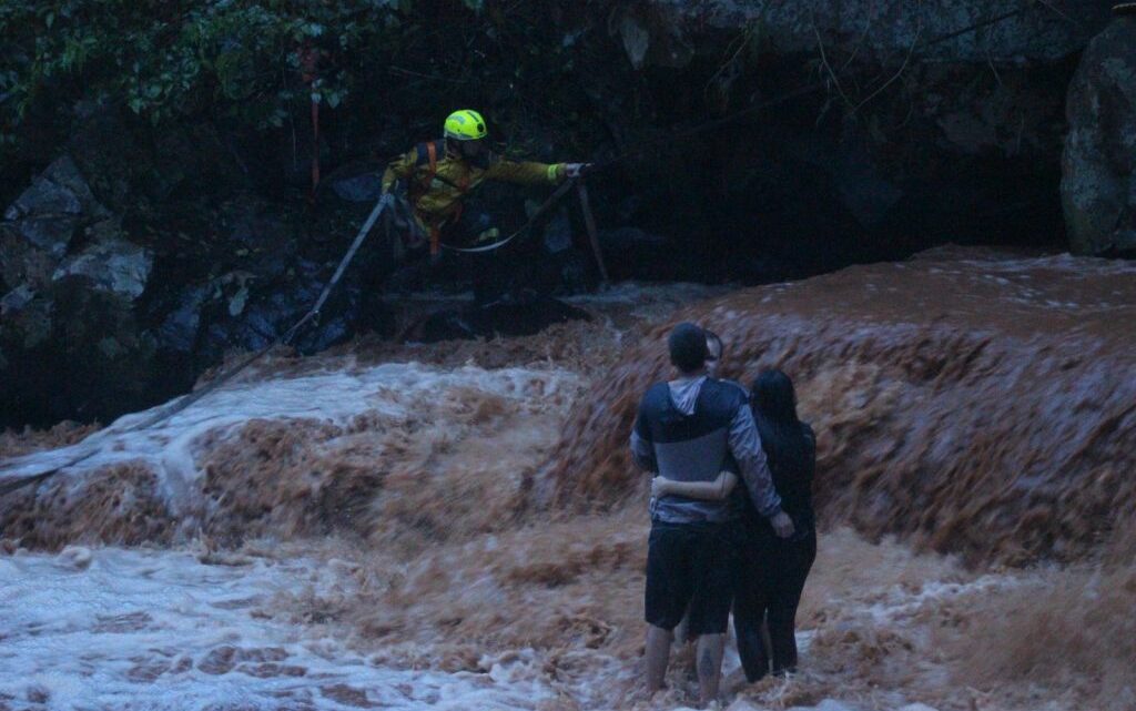 Grupo é resgatado após ser arrastado por cabeça d’água no interior de Chapecó