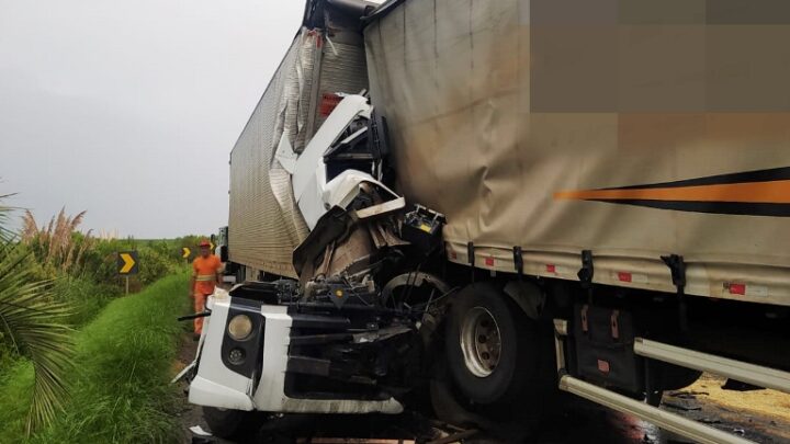 Acidente envolvendo dois caminhões deixa uma vítima fatal na BR-153