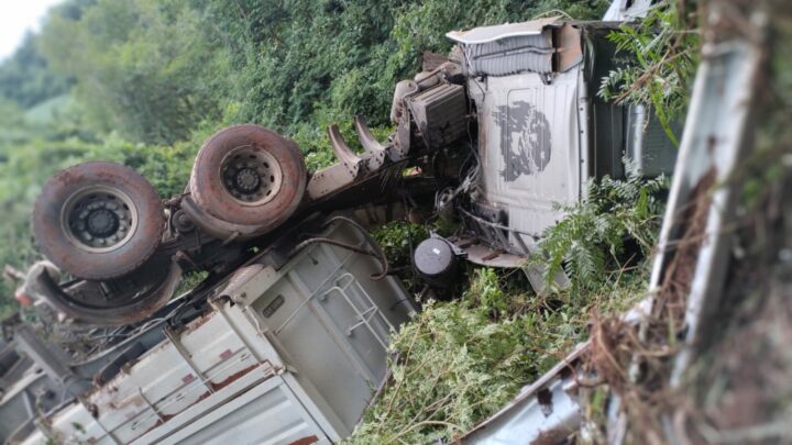 Grave acidente entre duas carretas e um trator deixa pessoas feridas na SC-155