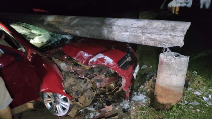 Homem e idosa ficam feridos em colisão de automóvel contra poste no Oeste