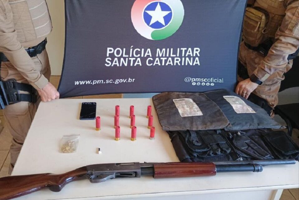 Polícia Militar apreende arma de fogo e colete balístico no bairro Líder em Chapecó