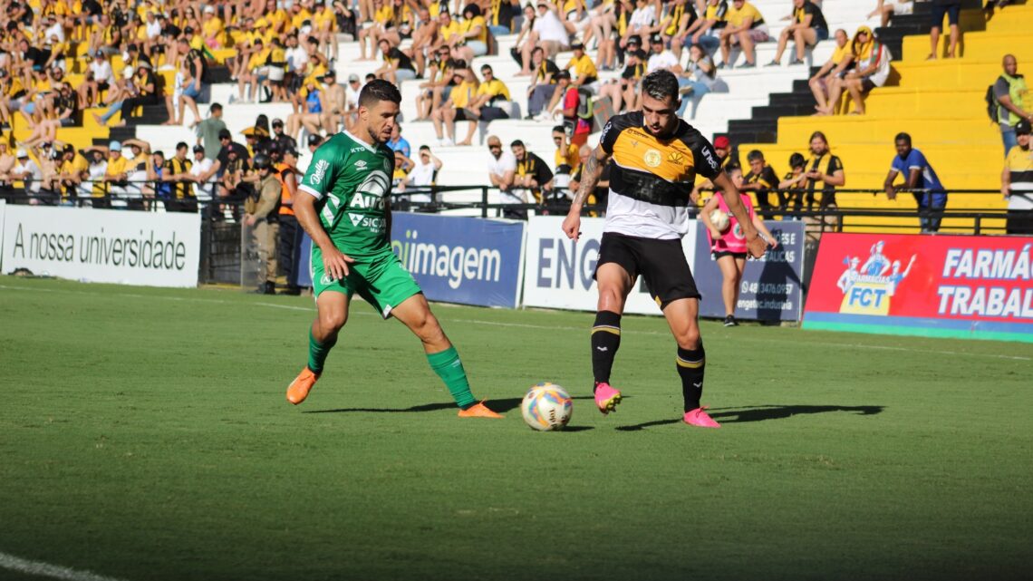 Chapecoense perde para o Criciúma, escapa do rebaixamento e da adeus ao catarinense