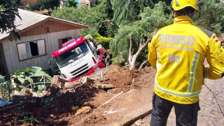 Caminhão que recolhia dejetos atinge casa após descer barranco