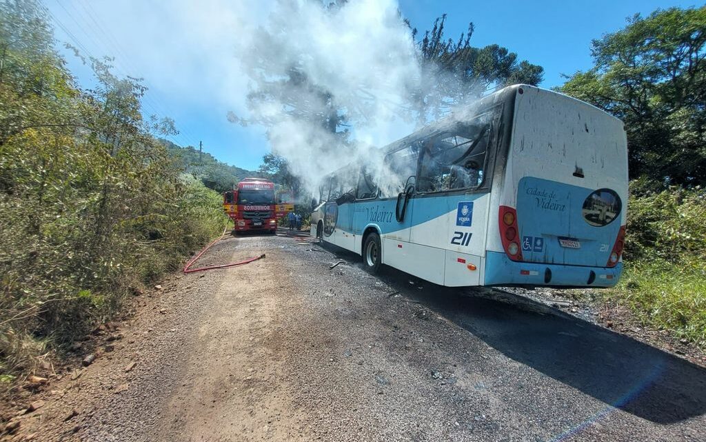 Ônibus do transporte coletivo fica destruído após pegar fogo em Videira