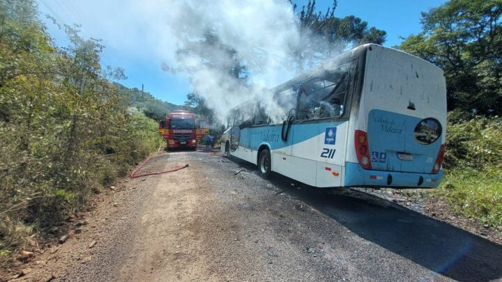 Ônibus do transporte coletivo fica destruído após pegar fogo em Videira