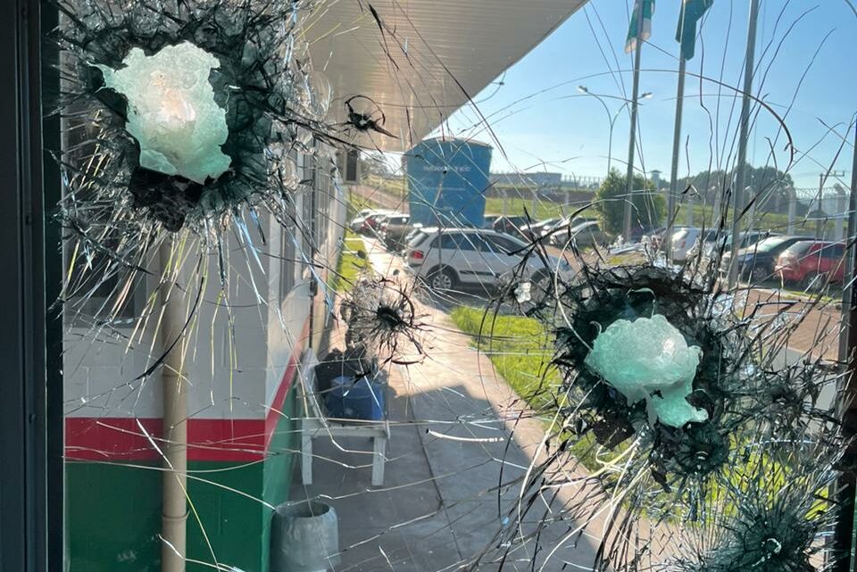 Tentativa de fuga da penitenciária de Chapecó deixa dois policiais feridos