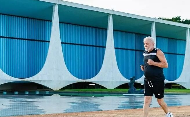 Lula corre no Alvorada com short do Corinthians e diz querer chegar aos 120 anos
